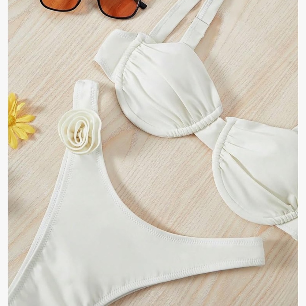 Ivory rosette bikini set - Picture 2 of 10